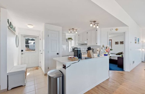 Oak Harbor Maison | Perch - West Beach Point: Panoramic view home w/Hot Tub! Pet Friendly!