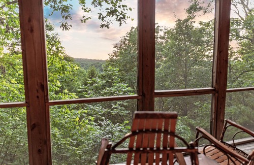 Harrisonville Chalet De Ski | Perched in the Trees, Very Private, Screened in Porch with view