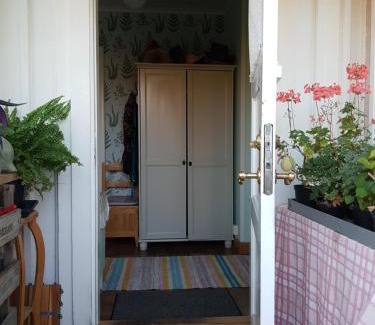 Nordostra Motala Lit Et Petit-Déjeuner | Perenner på bakgården