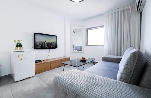 Bat Yam Appartement | Perfect 2-bedroom Sea View apartment in Bat Yam with WiFi