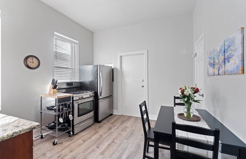 Lower West Side Appartement | Perfect 2BD/1BA FREE Garage Parking/Laundry in Pilsen. Minutes to downtown.