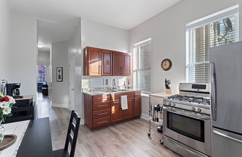 Lower West Side Appartement | Perfect 2BD/1BA FREE Garage Parking/Laundry in Pilsen. Minutes to downtown.