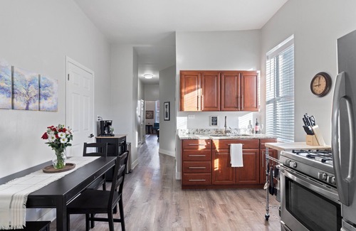 Lower West Side Appartement | Perfect 2BD/1BA FREE Garage Parking/Laundry in Pilsen. Minutes to downtown.