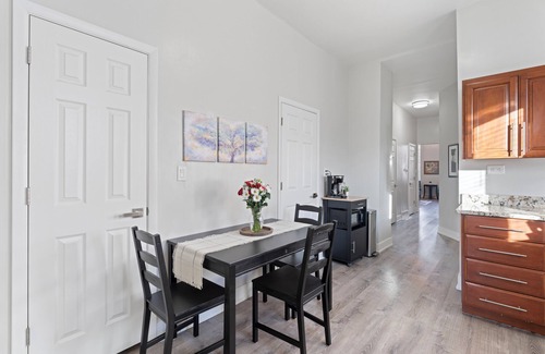 Lower West Side Appartement | Perfect 2BD/1BA FREE Garage Parking/Laundry in Pilsen. Minutes to downtown.
