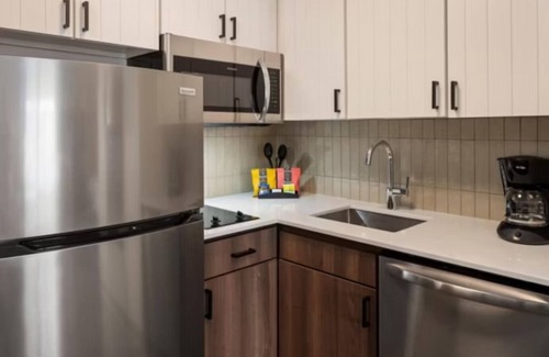 West Bloomington Hôtel | Perfect Business Traveler Room with Complimentary Breakfast