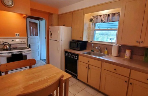 Fairview Park Maison | Perfect Cleveland 3BR House Westside Suburb Close to Everything Pet Friendly