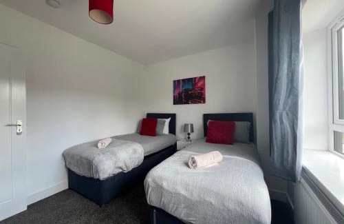 Waltham Cross Maison | Perfect Contractor house-3 free parking space-EV charging-Secure-Quiet-Modern