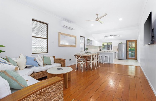 Lammermoor Maison | Perfect Cooee Bay Beach Getaway!