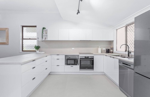 Lammermoor Maison | Perfect Cooee Bay Beach Getaway!