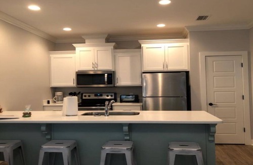 Saint Simons Island Cottage | MEILLEUR EMPLACEMENT! 0. 15 mile à la plage; à quelques pas du village, de K & P et des animaux domestiques