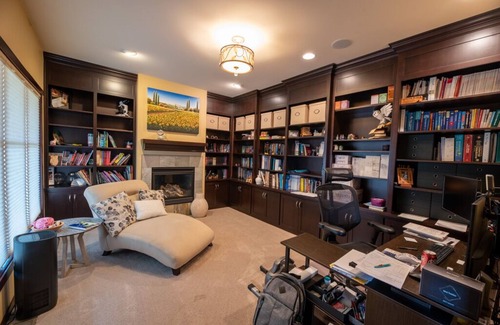 Butte Des Morts Maison | Perfect EAA Rental for a large group less than 10 miles from EAA!