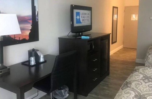 Bethlehem Maison | Perfect Escape! 3 Great Units, Pool, Restaurant, Near SteelStacks, Pet Friendly!