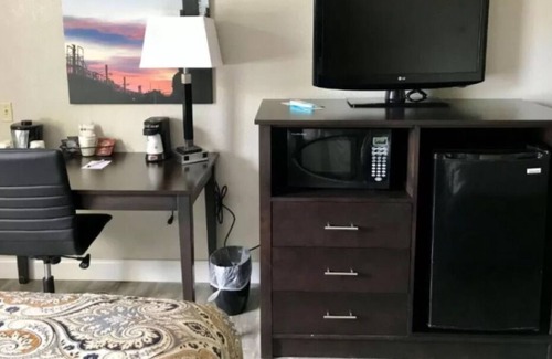 Bethlehem Maison | Perfect Escape! 3 Great Units, Pool, Restaurant, Near SteelStacks, Pet Friendly!