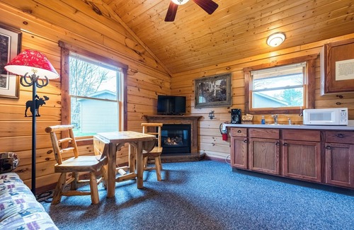 Mountain Cabine | Perfect for Couples, Pet Friendly, Wildlife Theme, Log Cabin, Fireplace