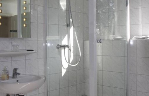 Neuwerk Hôtel | Perfect for craftsmen: affordable double room near the highway