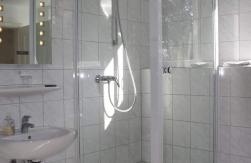 Neuwerk Hôtel | Perfect for craftsmen: affordable double room near the highway
