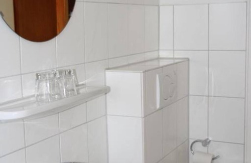 Neuwerk Hôtel | Perfect for craftsmen: affordable double room near the highway
