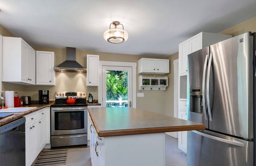 Acton Maison | Perfect for Dogs, Entire House Surrounded by Trees