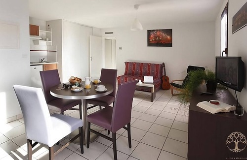 Carcassonne Hôtel | Perfect for Families! 2 Units Close to Jardin des Plantes & Maison des Mémoires!