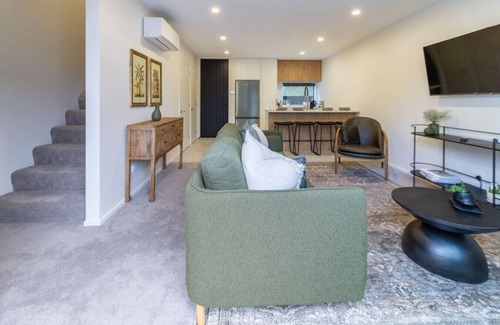 Saint Albans Maison | Perfect for Groups: Stylish 4BR Devonport Stay