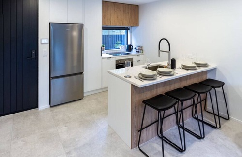 Saint Albans Maison | Perfect for Groups: Stylish 4BR Devonport Stay