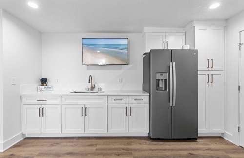 New Smyrna Beach Maison | 🌊Perfect for Large Groups + Families | Steps to Beach | Flip Flop Living NSB🌊