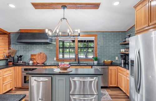Edgewood Maison | Perfect for Large Groups- Hot tub | Kayaks