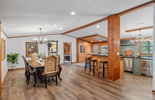 Edgewood Maison | Perfect for Large Groups- Hot tub | Kayaks