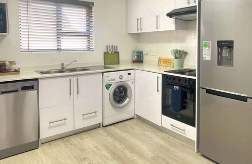 Redhill Appartement | Perfect for Longer Stays | Work & Relax w/parking