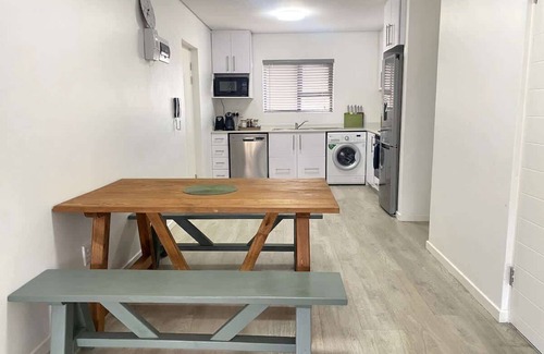 Redhill Appartement | Perfect for Longer Stays | Work & Relax w/parking