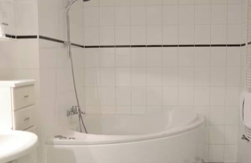 Velsen-Zuid Hôtel | Perfect for Relaxation: Pool, Scenic Views and Dining in a Beautiful Setting