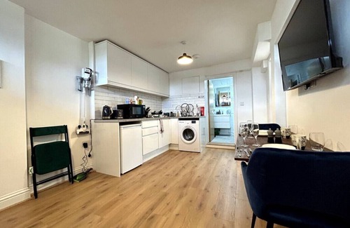 Potters Bar Maison | Perfect for Work | Van Parking | Walk to Spoons | 18 Min to Central