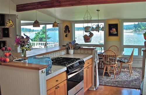 Burley Maison | Yacht Club Waterfront Beachhouse