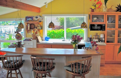 Burley Maison | Yacht Club Waterfront Beachhouse