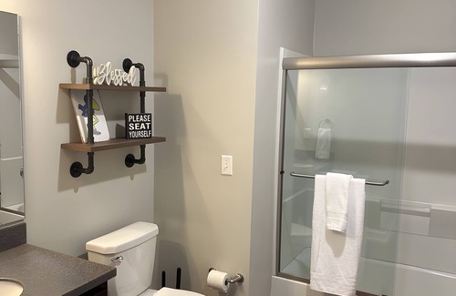 Lawrence Copropriété | Perfect location! Cozy 2-bdrm condo w/ ample living space right off of Mass St