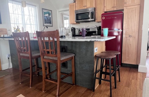 Intervale Maison | Perfect location & hot tub! Cozy home for couples, parties of 4, possibly more!
