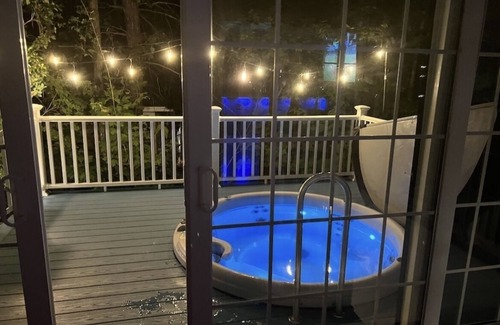 Intervale Maison | Perfect location & hot tub! Cozy home for couples, parties of 4, possibly more!