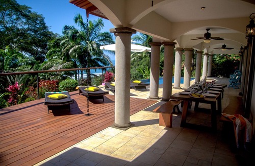 Dominical Villa | Emplacement parfait, à pied de la plage, piscine à débordement, décor de luxe, Wifi rapide!