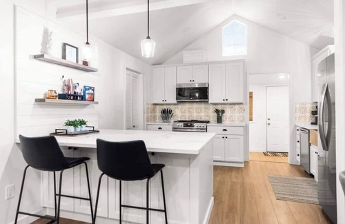 Downtown Vancouver Maison | Perfect Location | Walking to Dining & Shops