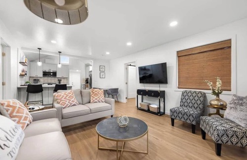 Downtown Vancouver Maison | Perfect Location | Walking to Dining & Shops