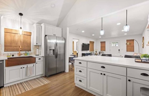 Downtown Vancouver Maison | Perfect Location | Walking to Dining & Shops
