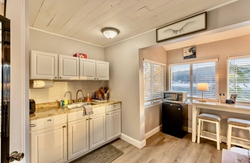 Alton Bay Maison | Perfect Modern Lake Front Retreat with Dock! Sleeps 4