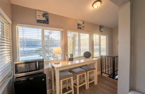 Alton Bay Maison | Perfect Modern Lake Front Retreat with Dock! Sleeps 4