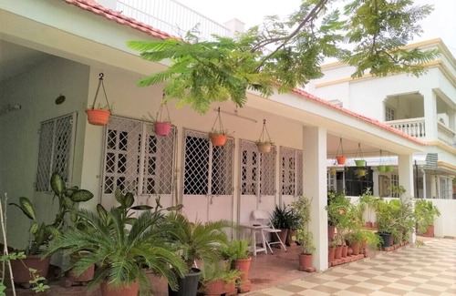 Gandhinagar Maison | Chambre parfaite avec balcon dans une villa parfaite donnant sur un parc ouvert