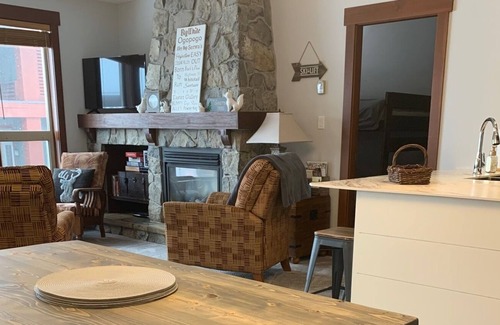Big White Ski Resort Cabine | Perfect ski-in ski-out located in Stonebridge lodge right in the village!