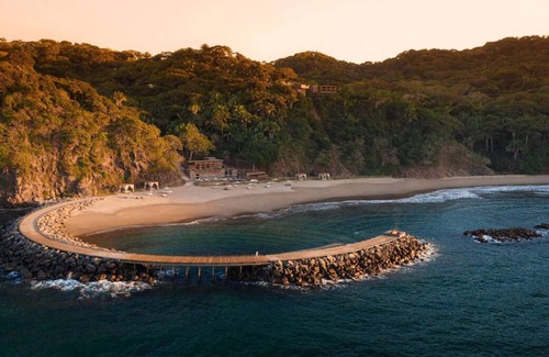 Lo de Marcos Maison | Perfect Spot for Soaking Up Some Sun! Outdoor Pool, Beachfront, Free Parking!