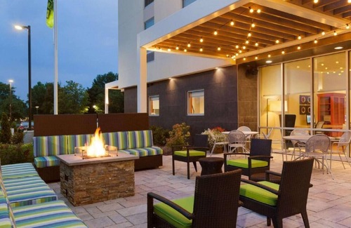 Newtonville Hôtel | Perfect Spot for Unwinding! Indoor Pool, Pet-Friendly Property, Free Breakfast!
