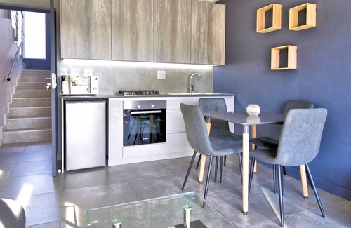 Pringle Bay Appartement | Perfect two bedroomed family unit with a fully equipped kitchen and living area