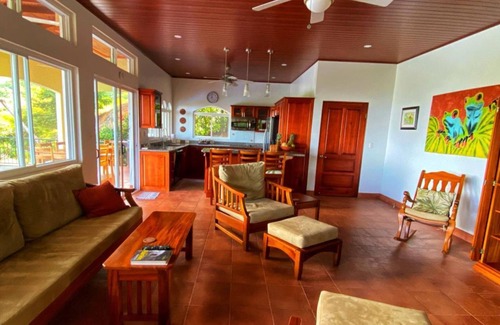 Ballena Maison | Perfect viewing of migrating Pacific whales, from the hills above Ojochal