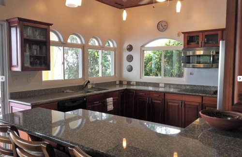 Ballena Maison | Perfect viewing of migrating Pacific whales, from the hills above Ojochal